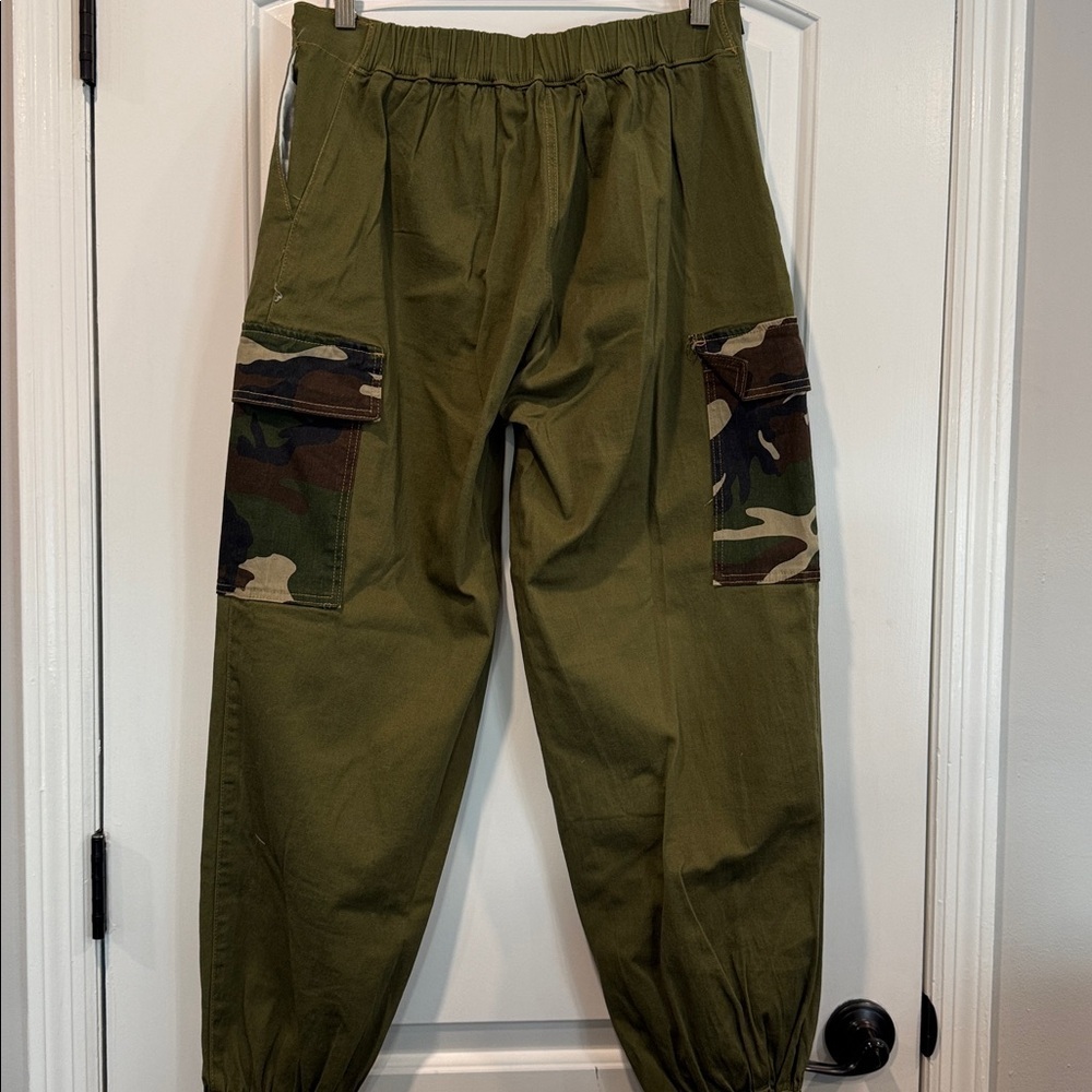 Almost Famous olive cargo joggers with a camouflage belt & pocket flaps Sz Large - Picture 4 of 10